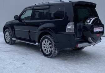 Подержанный автомобиль Mitsubishi Pajero 2010 года (7 фото)