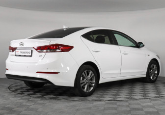 Подержанный автомобиль Hyundai Elantra Sedan 2017 года (5 фото)