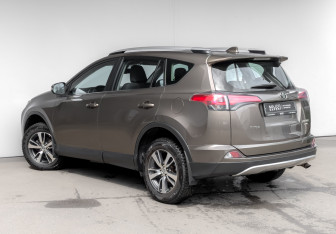 Подержанный автомобиль Toyota RAV4 2016 года (7 фото)