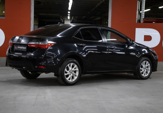 Подержанный автомобиль Toyota Corolla Sedan 2017 года (5 фото)