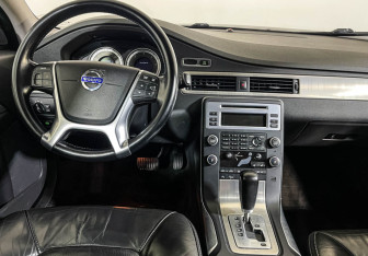 Подержанный автомобиль Volvo XC70 2011 года (12 фото)