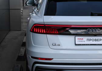 Подержанный автомобиль Audi Q8 2022 года (29 фото)