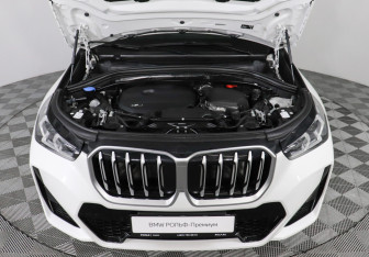 Подержанный автомобиль BMW X1 2024 года (10 фото)
