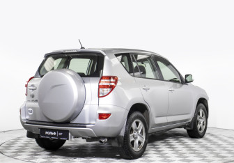 Подержанный автомобиль Toyota RAV4 2011 года (5 фото)
