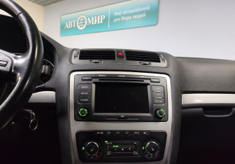 Подержанный автомобиль Skoda Octavia Liftback 2011 года (17 фото)