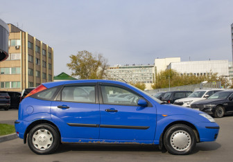 Подержанный автомобиль Ford Focus Hatchback 2003 года (4 фото)