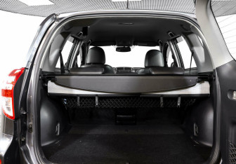 Подержанный автомобиль Toyota RAV4 2011 года (12 фото)