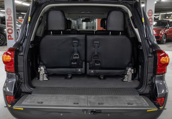 Подержанный автомобиль Toyota Land Cruiser Suv 2014 года (11 фото)