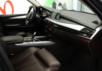 Подержанный автомобиль BMW X5 2016 года (10 фото)