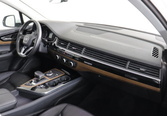 Подержанный автомобиль Audi Q7 2017 года (10 фото)