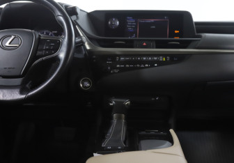Подержанный автомобиль Lexus ES 2018 года (14 фото)