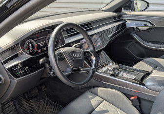 Подержанный автомобиль Audi A8 2022 года (15 фото)