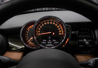 Подержанный автомобиль MINI Hatch 2021 года (13 фото)