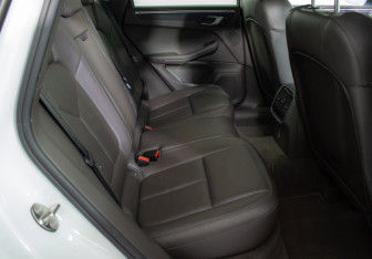 Подержанный автомобиль Porsche Macan 2018 года (10 фото)