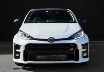Подержанный автомобиль Toyota Yaris Hatchback 2022 года (2 фото)