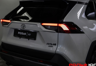 Подержанный автомобиль Toyota RAV4 2021 года (22 фото)