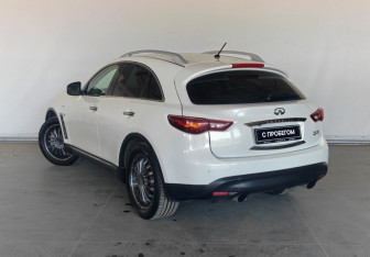 Подержанный автомобиль Infiniti QX70 2014 года (4 фото)