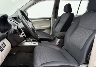 Подержанный автомобиль Mitsubishi Pajero Sport 2014 года (10 фото)