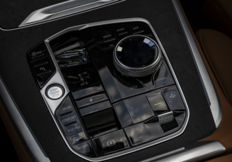 Подержанный автомобиль BMW X7 2024 года (21 фото)
