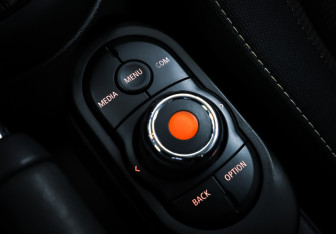 Подержанный автомобиль MINI Hatch 2018 года (19 фото)