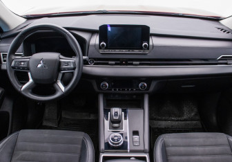Подержанный автомобиль Mitsubishi Outlander 2022 года (13 фото)