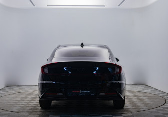 Подержанный автомобиль Hyundai Sonata 2021 года (4 фото)