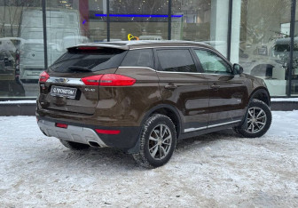 Подержанный автомобиль Geely Atlas 2018 года (8 фото)