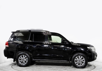 Подержанный автомобиль Toyota Land Cruiser Suv 2010 года (3 фото)
