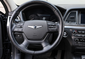 Подержанный автомобиль Genesis G80 2018 года (17 фото)