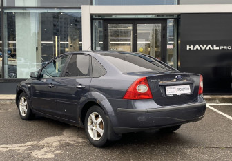 Подержанный автомобиль Ford Focus Sedan 2008 года (7 фото)