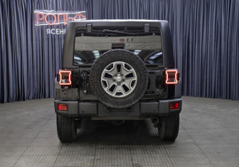 Подержанный автомобиль Jeep Wrangler 2012 года (6 фото)