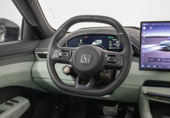 Подержанный автомобиль Zeekr 001 2024 года (15 фото)