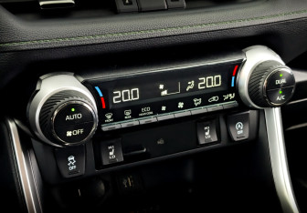 Подержанный автомобиль Toyota RAV4 2025 года (27 фото)