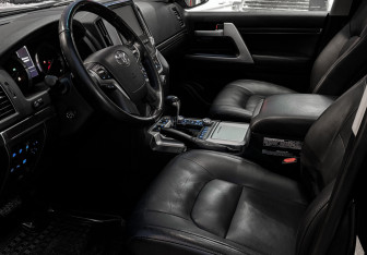 Подержанный автомобиль Toyota Land Cruiser Suv 2019 года (15 фото)