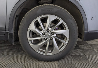 Подержанный автомобиль Nissan X-Trail 2015 года (12 фото)