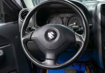Подержанный автомобиль Suzuki Jimny 2012 года (17 фото)