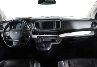 Подержанный автомобиль Peugeot Traveller 2021 года (12 фото)