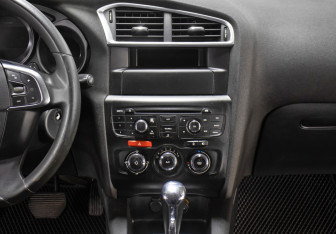 Подержанный автомобиль Citroen C4 Hatchback 2011 года (15 фото)