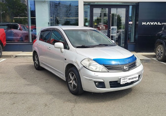 Подержанный автомобиль Nissan Tiida Hatchback 2011 года (3 фото)