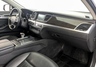 Подержанный автомобиль Genesis G80 2017 года (11 фото)
