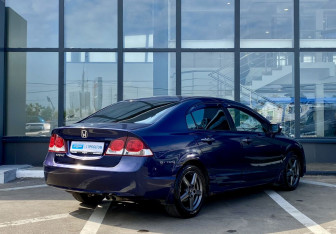 Подержанный автомобиль Honda Civic Sedan 2008 года (5 фото)