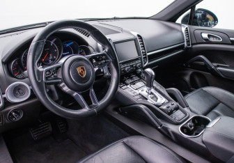 Подержанный автомобиль Porsche Cayenne 2015 года (9 фото)