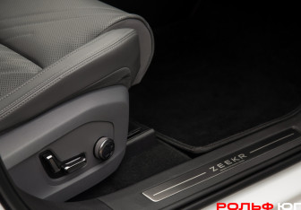 Подержанный автомобиль Zeekr 001 2024 года (17 фото)