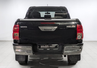 Подержанный автомобиль Toyota Hilux 2017 года (5 фото)