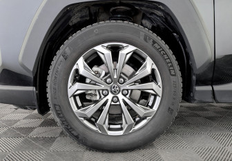 Подержанный автомобиль Toyota RAV4 2024 года (18 фото)