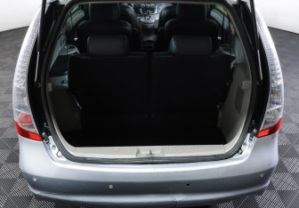 Подержанный автомобиль Mitsubishi Grandis 2008 года (10 фото)