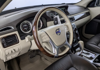 Подержанный автомобиль Volvo XC70 2011 года (15 фото)