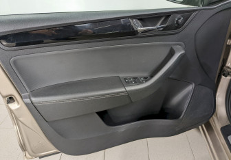 Подержанный автомобиль Skoda Rapid Liftback 2018 года (11 фото)