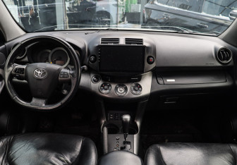 Подержанный автомобиль Toyota RAV4 2011 года (10 фото)