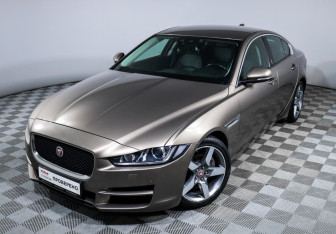 Подержанный автомобиль Jaguar XE 2016 года (17 фото)